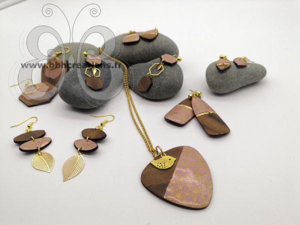 Boucles d'oreilles polymère rose poudré, bois et or asymétriques