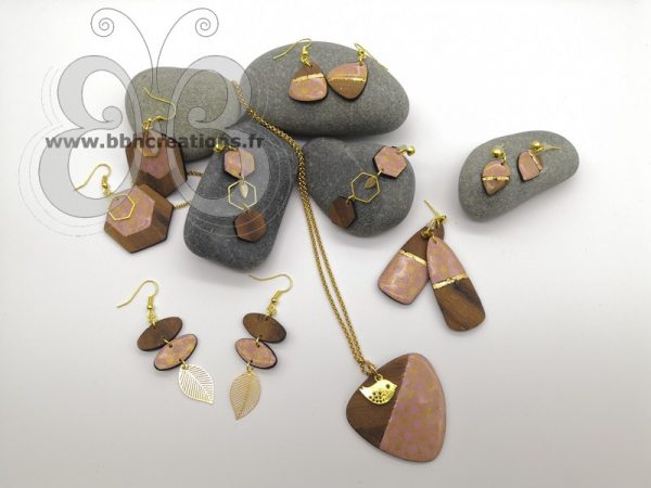 Boucles d'oreilles polymère rose poudré, bois et or asymétriques