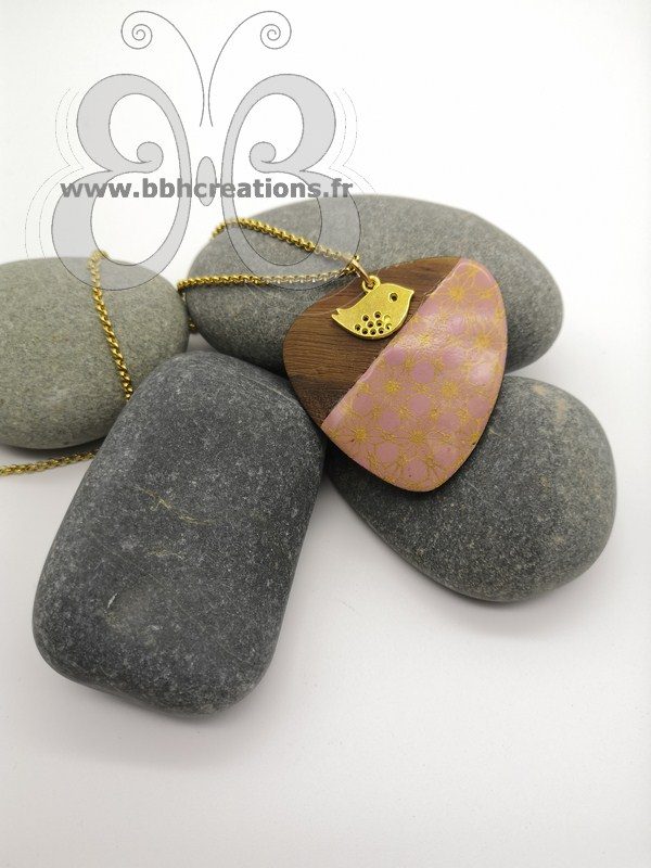Collier sautoir en polymère doré,bois et rose poudré