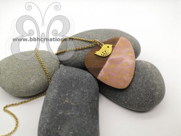 Collier sautoir en polymère doré,bois et rose poudré