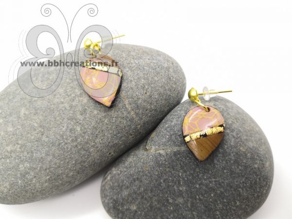 Boucles d'oreilles gouttes en polymère rose poudré, bois et or