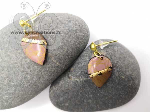 Boucles d'oreilles gouttes en polymère rose poudré, bois et or