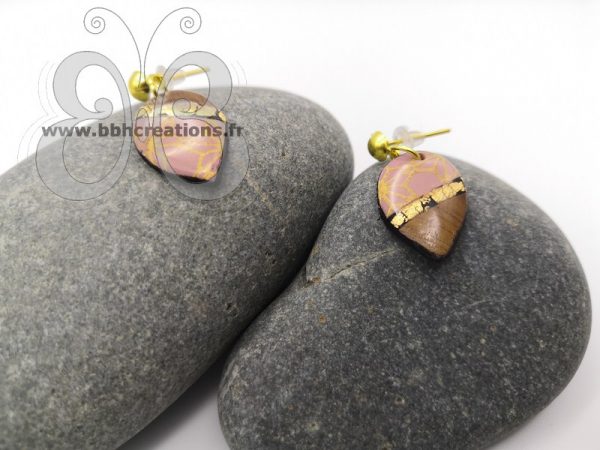 Boucles d'oreilles gouttes en polymère rose poudré, bois et or