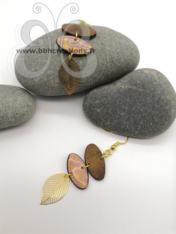 Boucles d'oreilles polymère "galets" rose poudré, bois et or